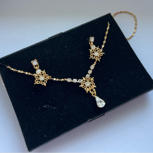 Avon Jewelry - AVON Vintage Sparkle Ice Giftset Earrings & Necklace